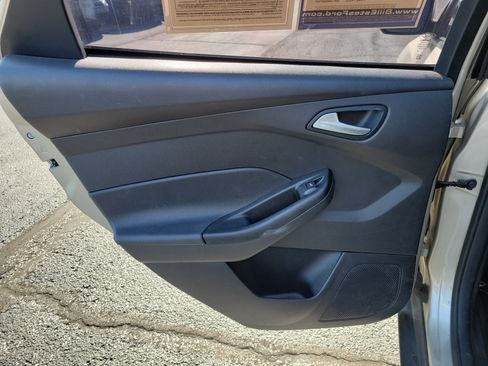 Used 2018 Ford Focus SE w/ SE Appearance Package FWD image 15