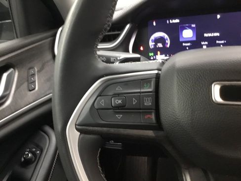 Used 2023 Jeep Grand Cherokee Limited image 42