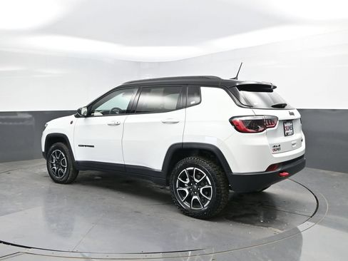 Used 2025 Jeep Compass Trailhawk AWD/4WD image 7