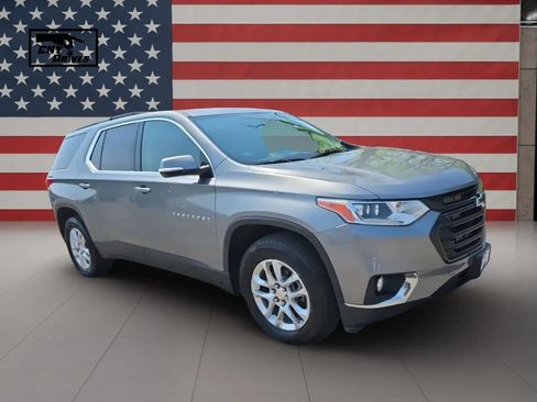 Used 2020 Chevrolet Traverse LT w/ LPO, Black Accent Package AWD/4WD image 3