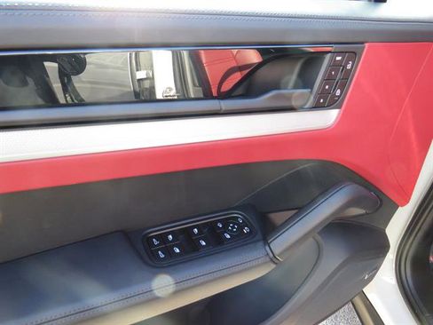 Used 2024 Porsche Cayenne S image 8