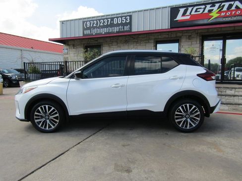Used 2021 Nissan Kicks SV FWD image 2