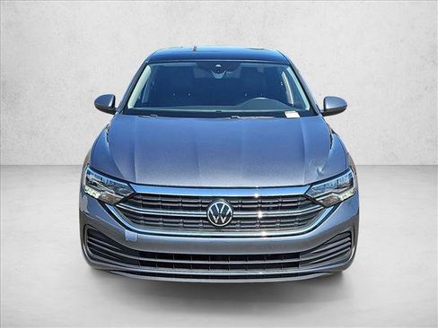 Used 2023 Volkswagen Jetta SE w/ Panoramic Sunroof Package FWD image 2