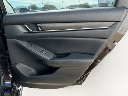 Used 2018 Honda Accord Touring image 30