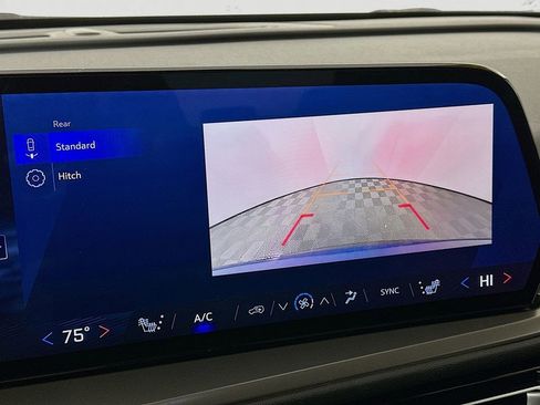 Used 2025 Chevrolet Traverse LT image 19