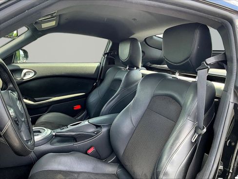 Used 2018 Nissan 370Z Touring RWD image 17