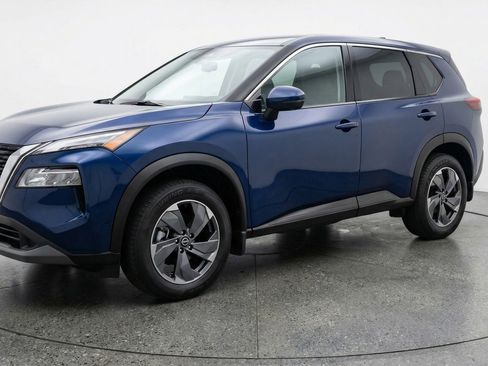 Used 2025 Nissan Rogue SV image 3