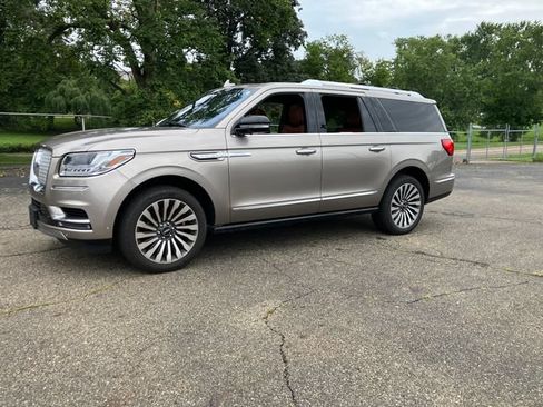 Used 2019 Lincoln Navigator L Reserve AWD/4WD image 2