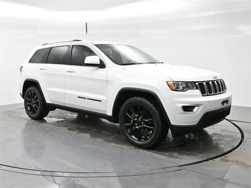 Used 2020 Jeep Grand Cherokee Laredo image 1