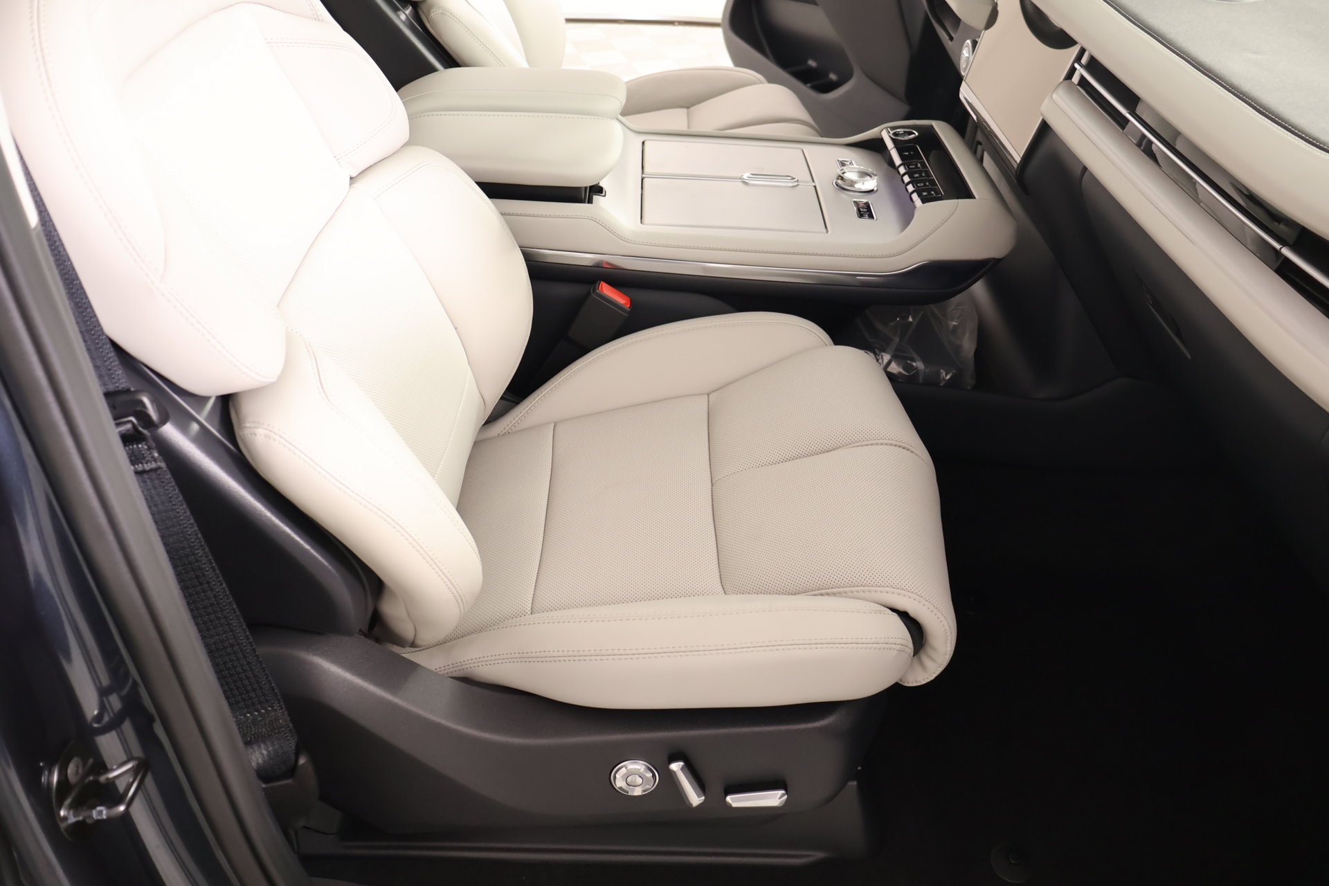 New 2026 Lincoln Navigator Premiere AWD/4WD image 14