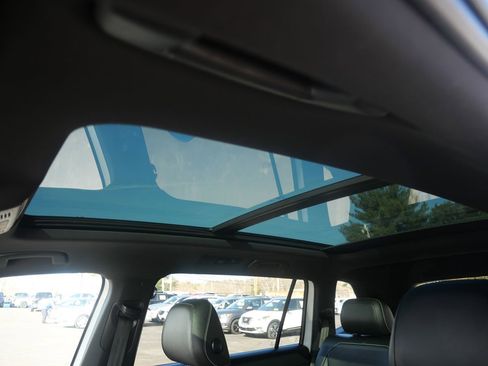 Used 2022 Volkswagen Tiguan SE R-Line image 11