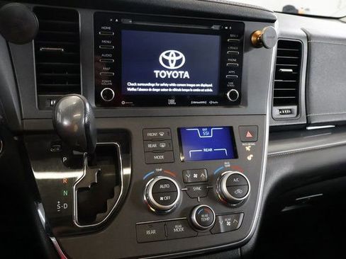 Used 2019 Toyota Sienna SE image 18