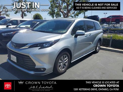 Used 2025 Toyota Sienna XLE image 1