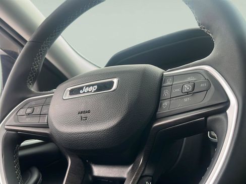 Used 2024 Jeep Grand Cherokee Limited w/ Black Appearance Package image 15