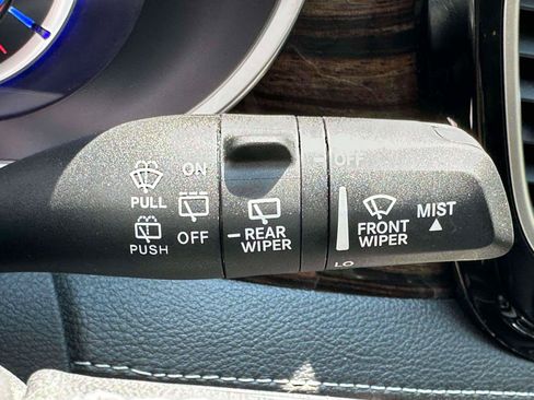 Used 2023 Chrysler Pacifica Limited w/ Uconnect Theater Family Group FWD image 22