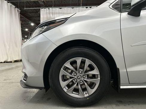 Used 2024 Toyota Sienna LE image 23