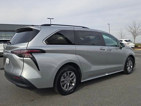Used 2024 Toyota Sienna XLE image 3