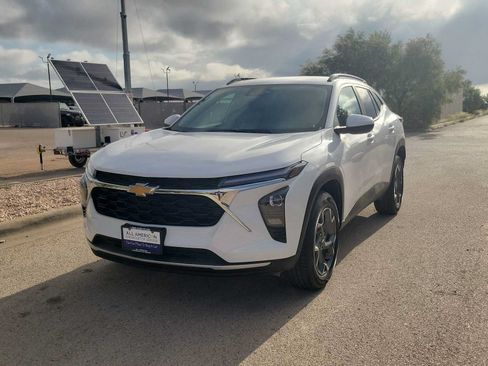 Used 2025 Chevrolet Trax LT w/ LT Convenience Package FWD image 4