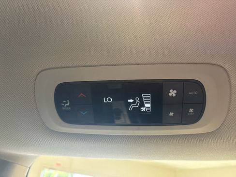 Used 2022 Chrysler Pacifica Touring-L FWD image 16