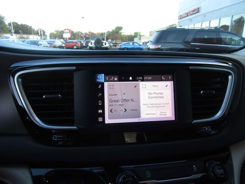 Used 2022 Chrysler Voyager LX image 14