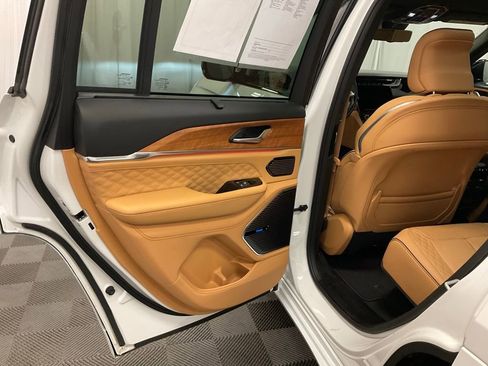 Used 2022 Jeep Grand Cherokee Summit image 23