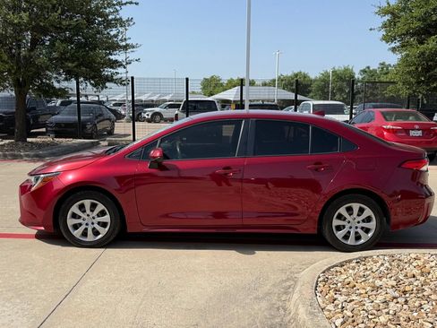 Used 2022 Toyota Corolla LE FWD image 2