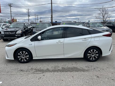 Used 2017 Toyota Prius Prime Premium image 2
