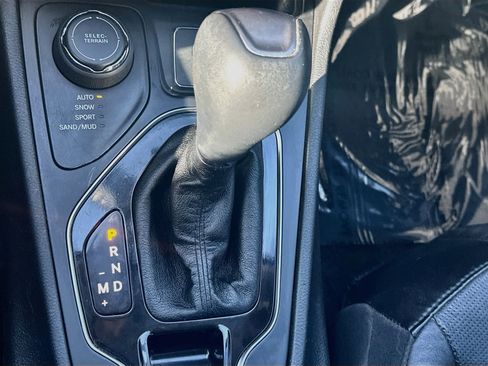 Used 2019 Jeep Cherokee Limited AWD/4WD image 25