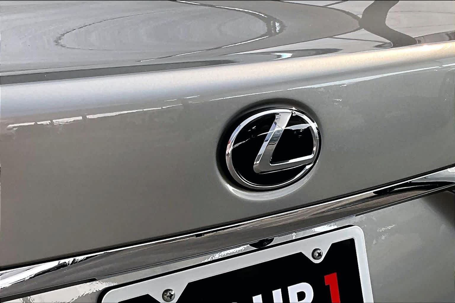 Used 2023 Lexus LS 500 w/ Accessory Package (Z2) RWD image 31