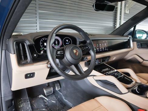 Used 2024 Porsche Cayenne Turbo AWD/4WD image 4