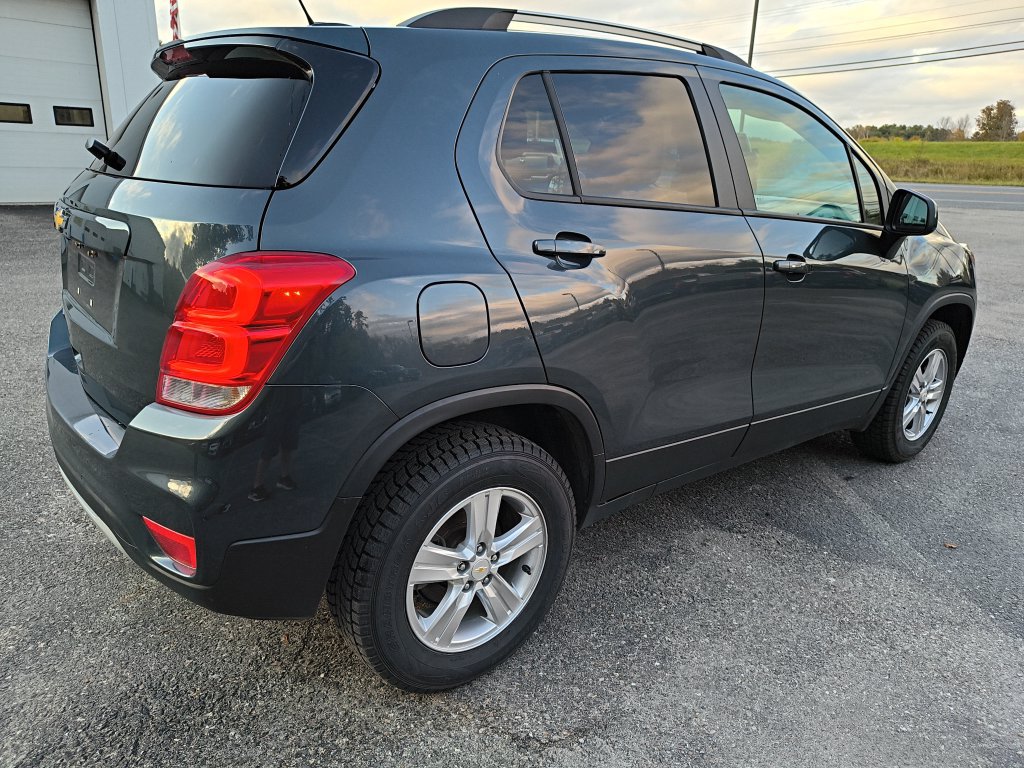 Used 2022 Chevrolet Trax LT w/ LT Convenience Package AWD/4WD image 5