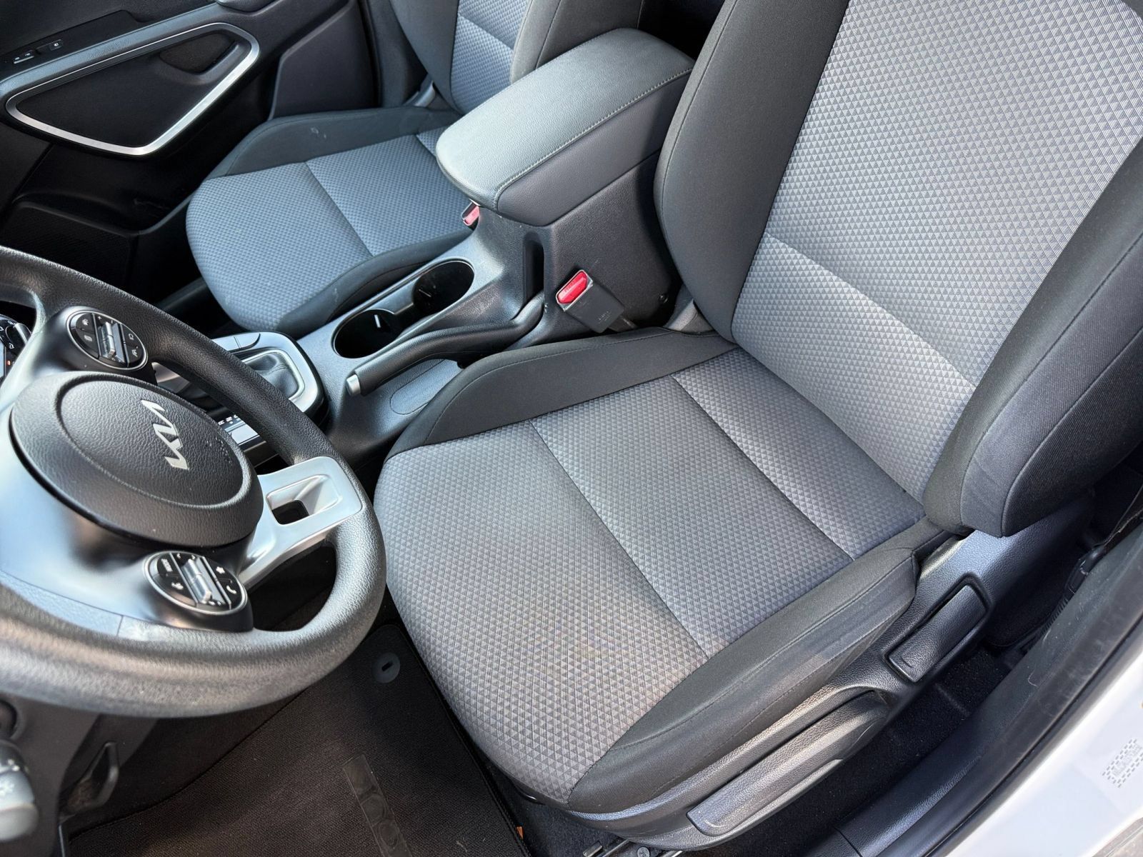 Used 2025 Kia Soul LX w/ LX Technology Package FWD image 35