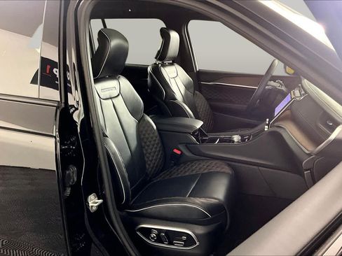 Used 2022 Jeep Grand Cherokee Summit AWD/4WD image 8