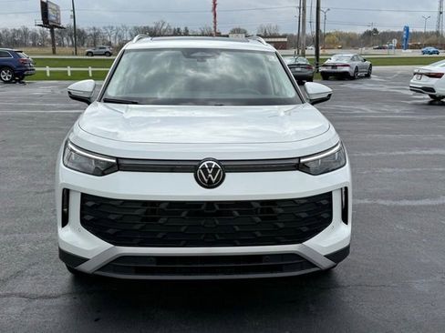 Certified 2025 Volkswagen Tiguan SE w/ Panoramic Sunroof Package image 2