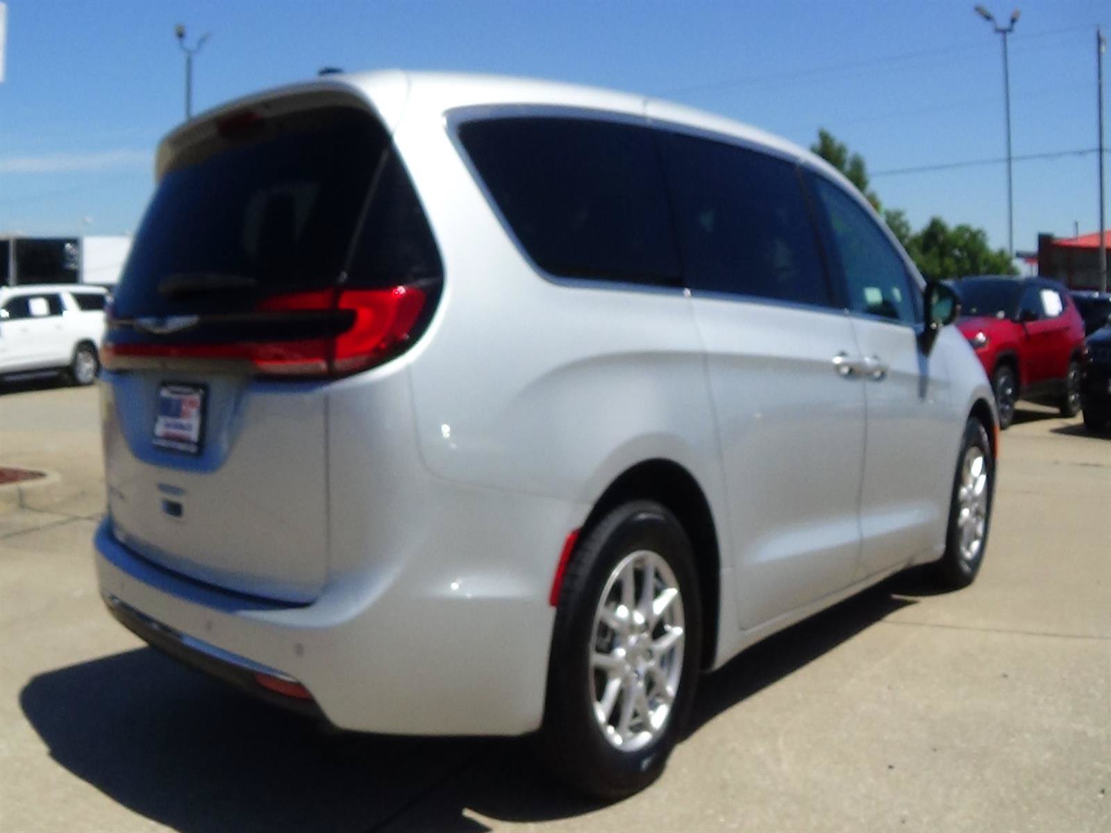 Certified 2024 Chrysler Pacifica Touring-L FWD image 6