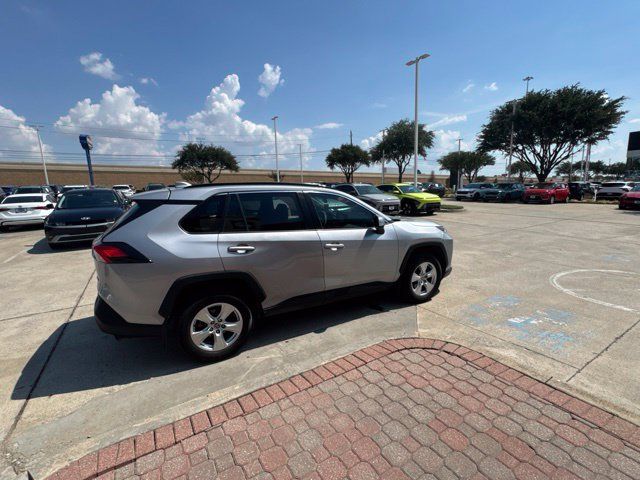 Used 2021 Toyota RAV4 XLE w/ Convenience Package FWD image 2