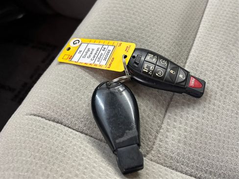 Used 2016 Dodge Grand Caravan SXT w/ Rear Park Assist Package FWD image 38
