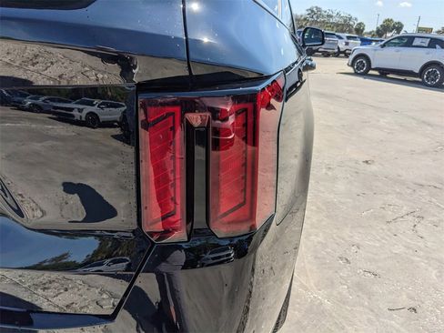 Certified 2025 Kia Sorento LX image 12