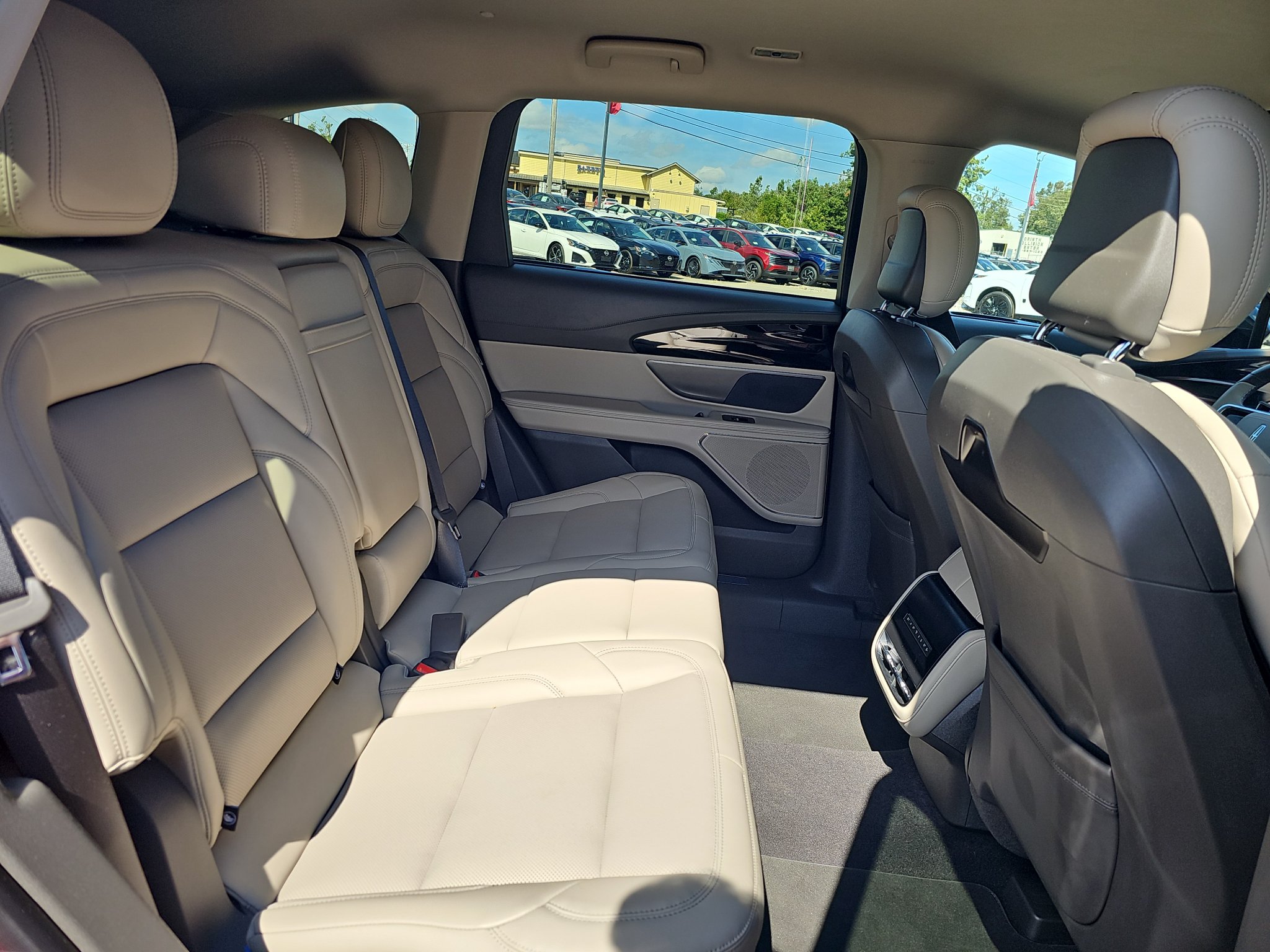 Used 2024 Lincoln Nautilus Premier AWD/4WD image 17