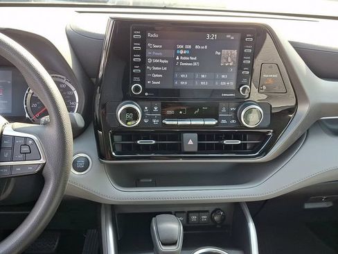 Used 2021 Toyota Highlander L AWD/4WD image 16