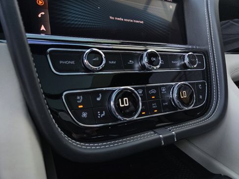 Used 2022 Bentley Bentayga image 28