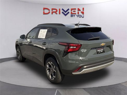Used 2025 Chevrolet Trax LT w/ LT Convenience Package FWD image 6