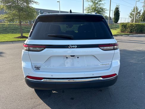 Certified 2023 Jeep Grand Cherokee Laredo AWD/4WD image 8