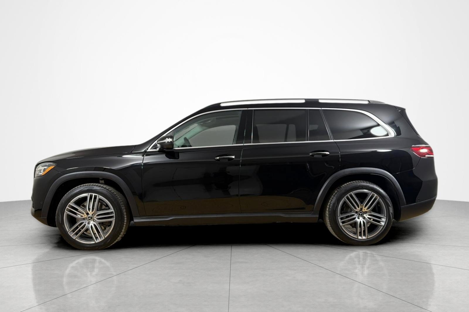 Used 2023 Mercedes-Benz GLS 450 4MATIC image 2