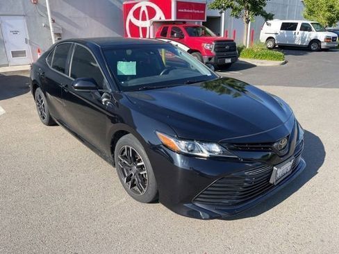 Used 2018 Toyota Camry LE FWD image 3
