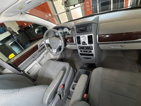 Used 2010 Chrysler Town & Country Touring FWD image 21