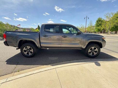 Used 2017 Toyota Tacoma TRD Sport w/ Tow Package (A/T) AWD/4WD image 10