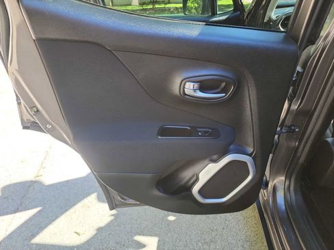 Used 2018 Jeep Renegade Latitude image 25