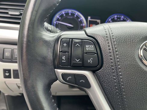 Used 2019 Toyota Highlander XLE AWD/4WD image 12