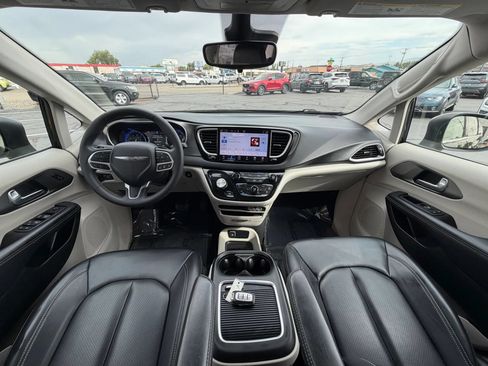 Used 2023 Chrysler Pacifica Touring-L FWD image 20